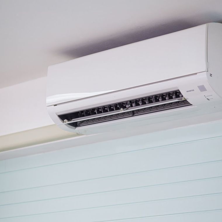 Wandh&auml;ngendes Innenger&auml;t einer Split-Klimaanlage mit ge&ouml;ffneten Luftlamellen.